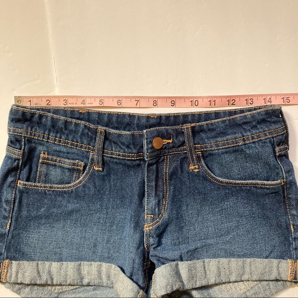 H & M | Skinny Low Waist, Rolled Hem Jean Shorts - Picture 4 of 4